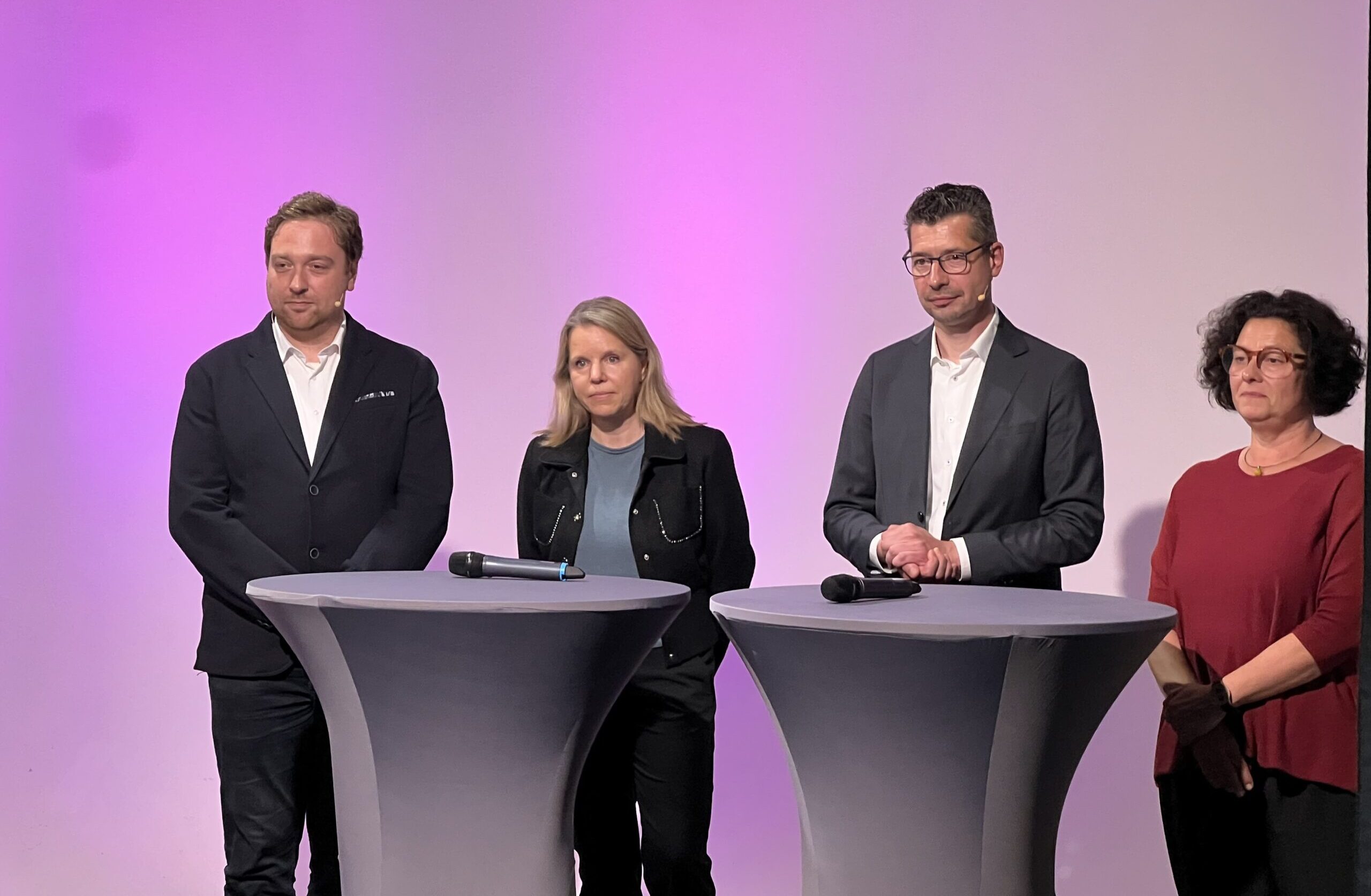 Dr. Daniel Neugebauer, Dr. Sylvia Meuret, Michael Willenberg und Kathrin Wagner auf der Bühne des AVWS-Fachtags 2025