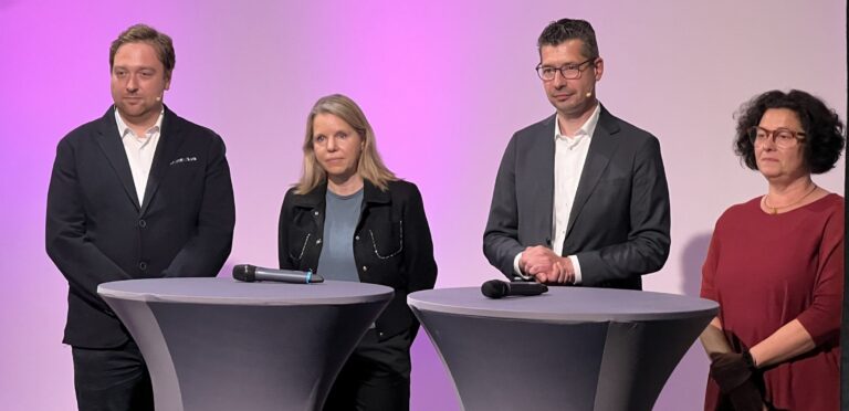 Dr. Daniel Neugebauer, Dr. Sylvia Meuret, Michael Willenberg und Kathrin Wagner auf der Bühne des AVWS-Fachtags 2025